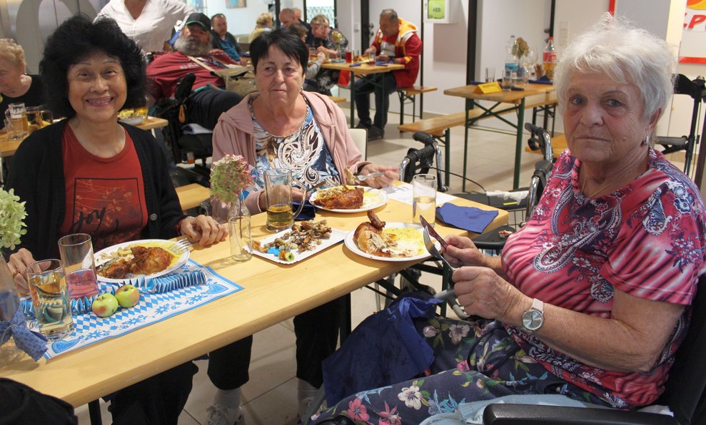  …und den Abend bei schmackhaftem Essen, guten Getränken, netter Gesellschaft und toller Musik ausklingen. 