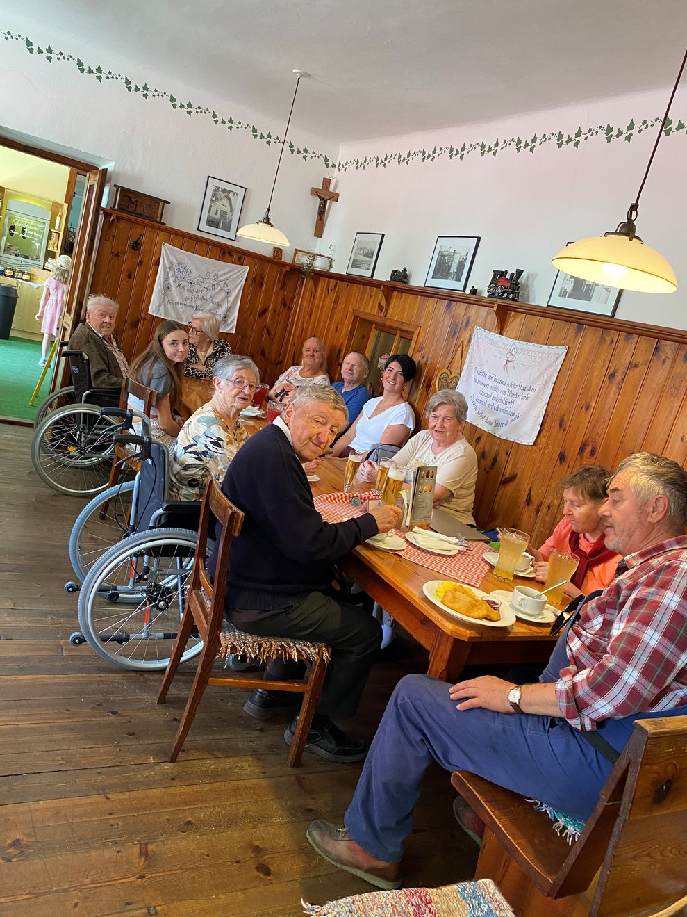 gemeinsames Mittagessen im Gasthaus