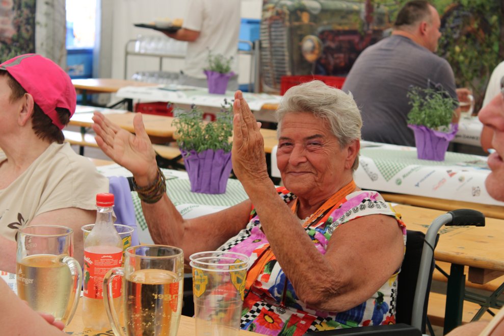 klatschende Dame