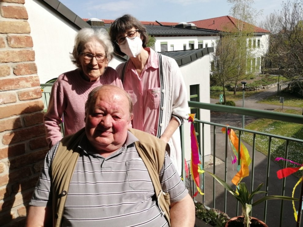 Eine Betreuerin, eine Bewohnerin und ein Bewohner.