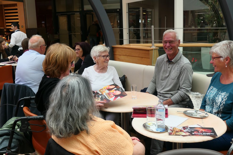 Viele Personen beim Kaffee trinken.