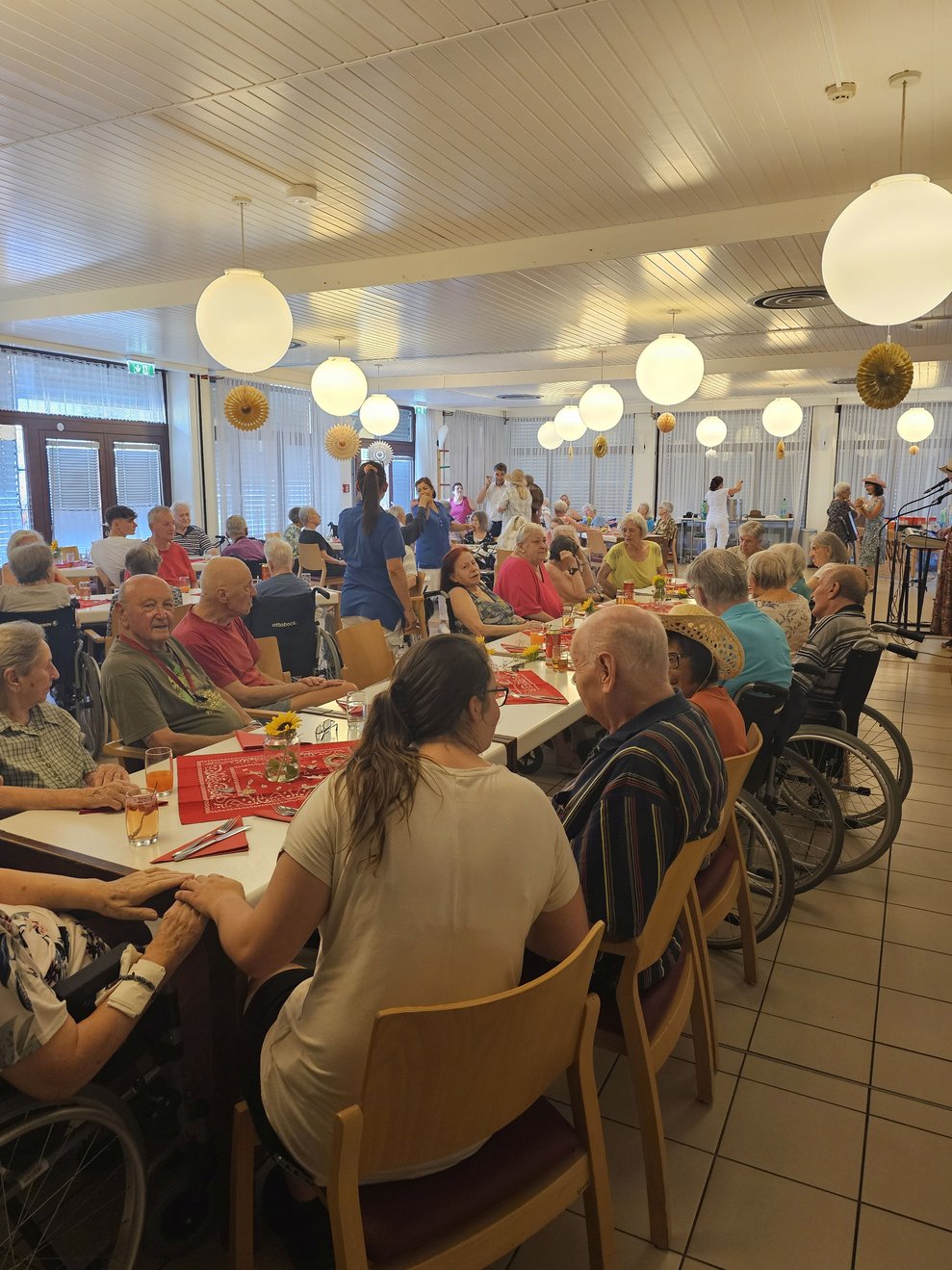 Der Saal ist voll jetzt kann die Party starten. 