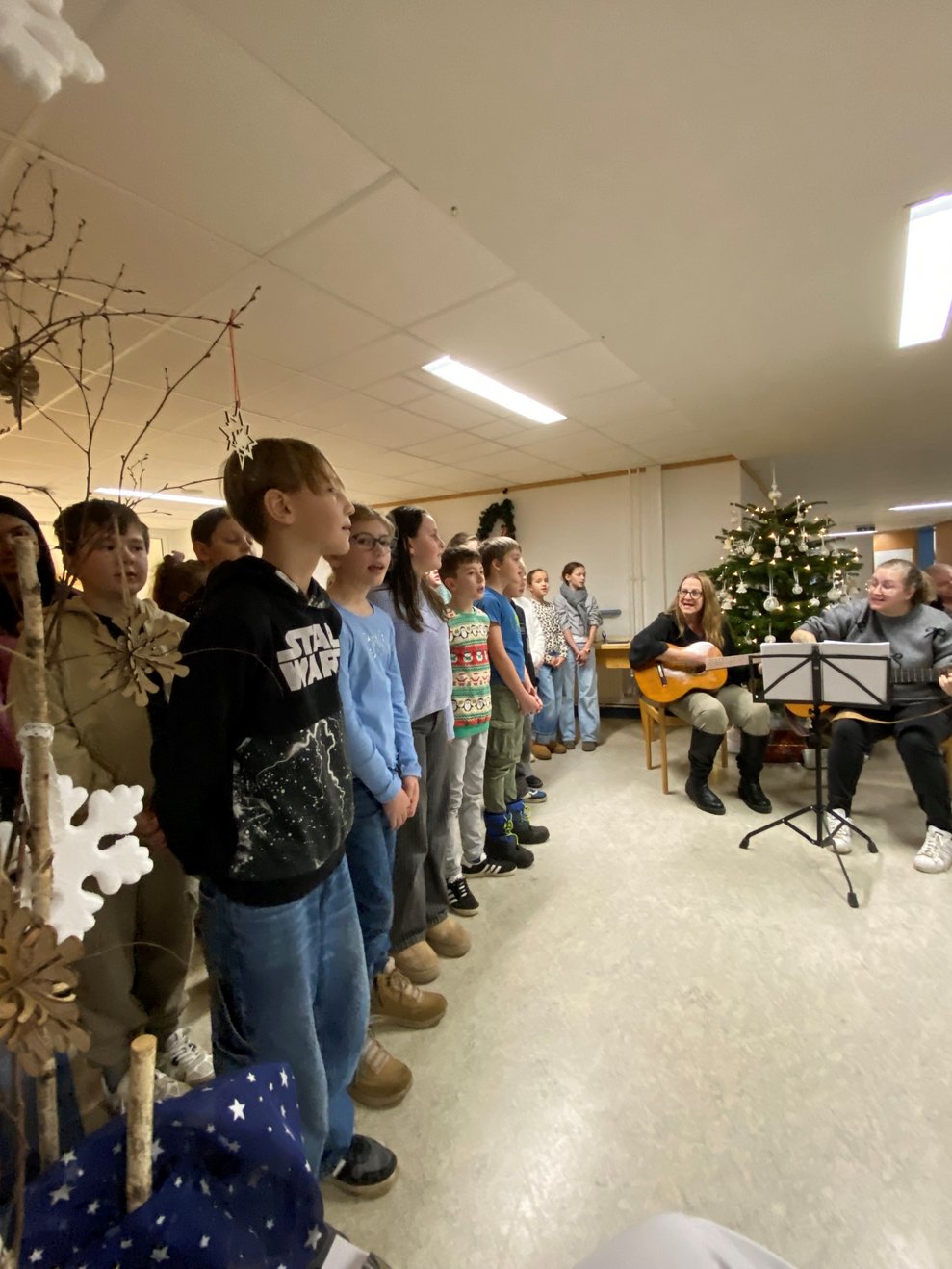 die Kinder singen Weihnachtslieder