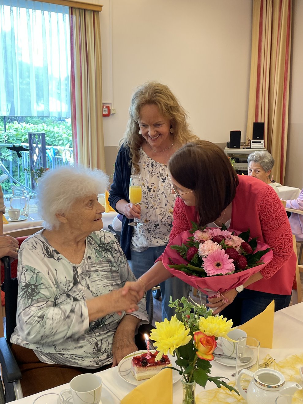Gratulation mit Blumen. 