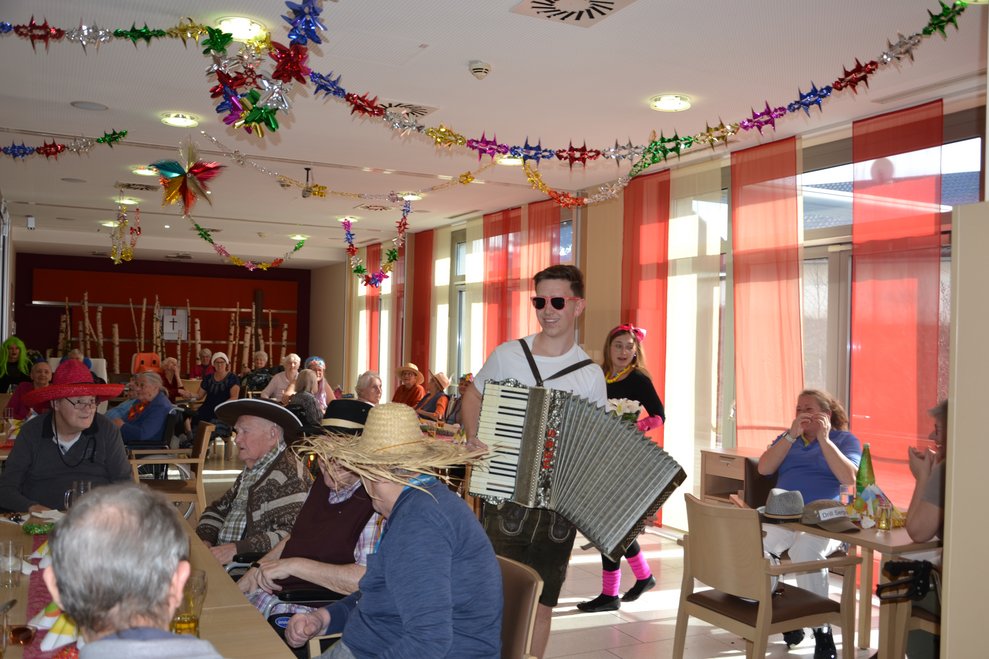 Zivi Niclas spielte als Andreas Gabalier auf.