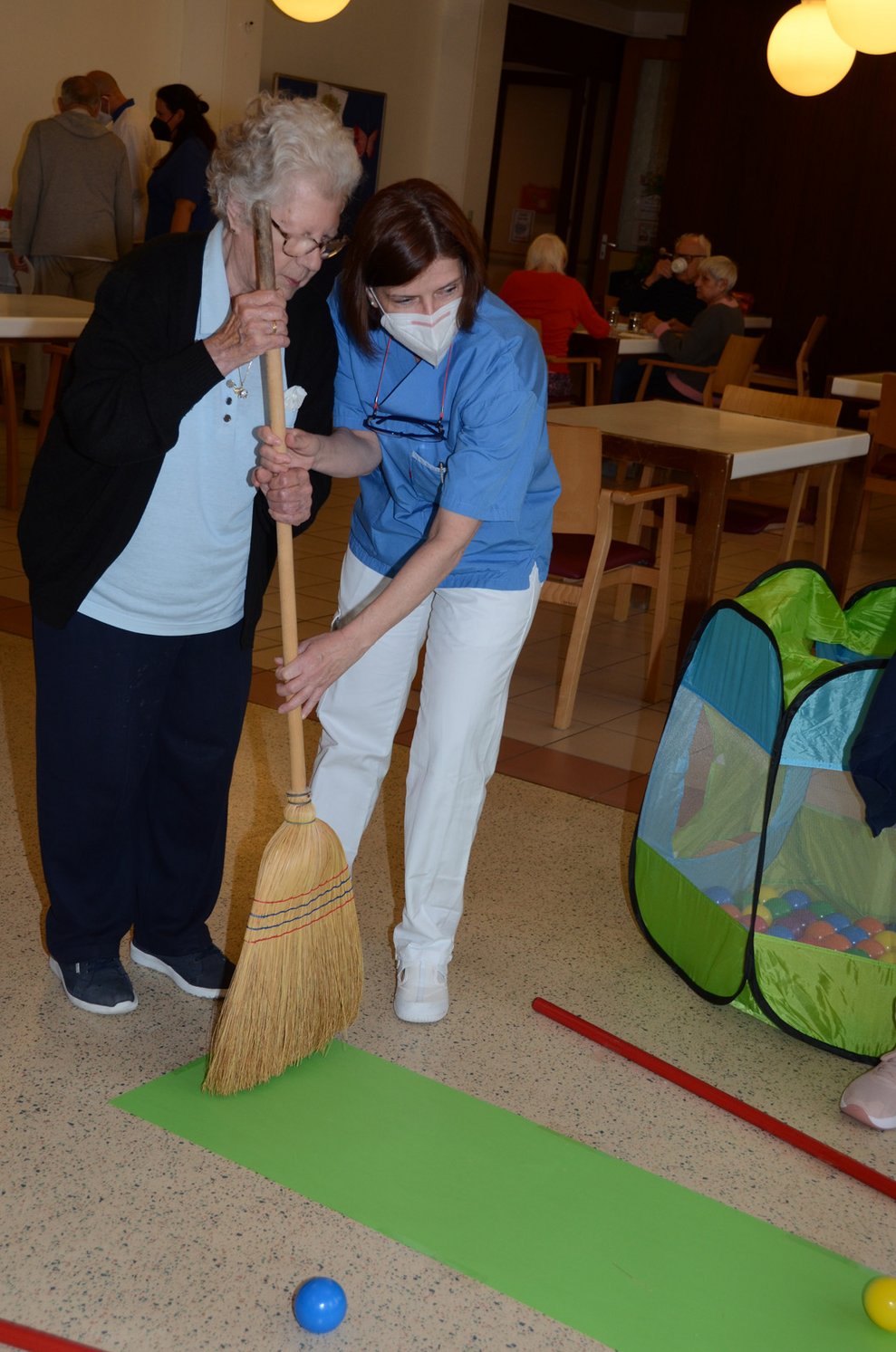 Bewohnerin Frau K. und Pflege und Betreuungsmanagerin Suzana stellten sich der Herausforderung beim Mini Golf. 