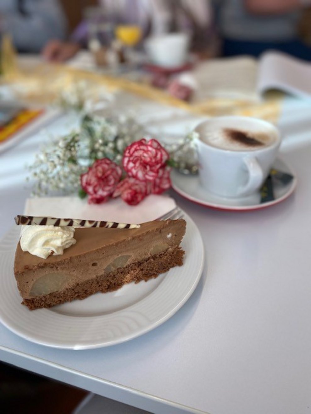 Tortenstück mit Kaffee