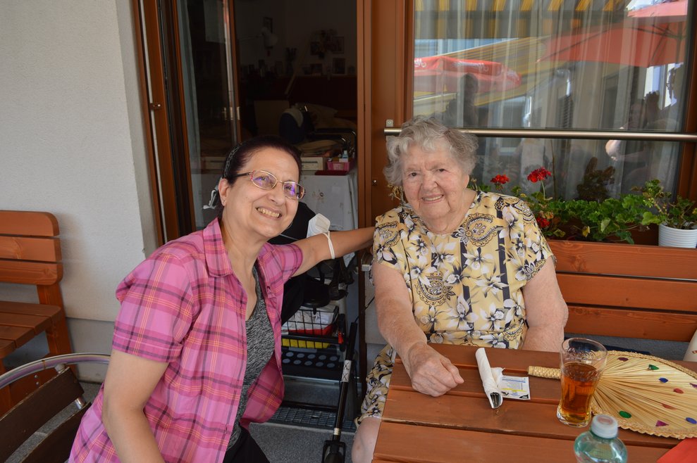 Frau Blanda mit ihrer Angehörigen