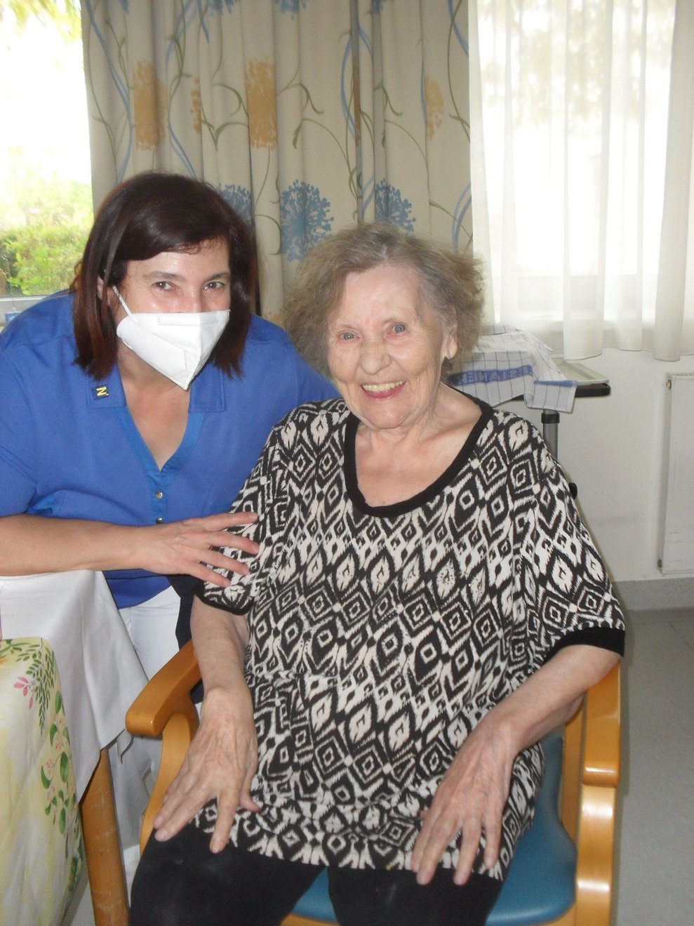 Bewohnerin mit Mitarbeiterin