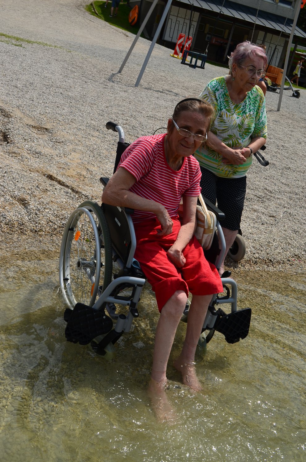 Bewohnerin mit Rollstuhl im Wasser