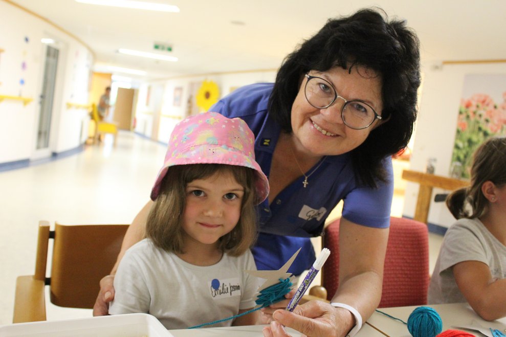 Gabi unterstützt unsere Bewohnerinnen und Bewohner, als auch die Kinder