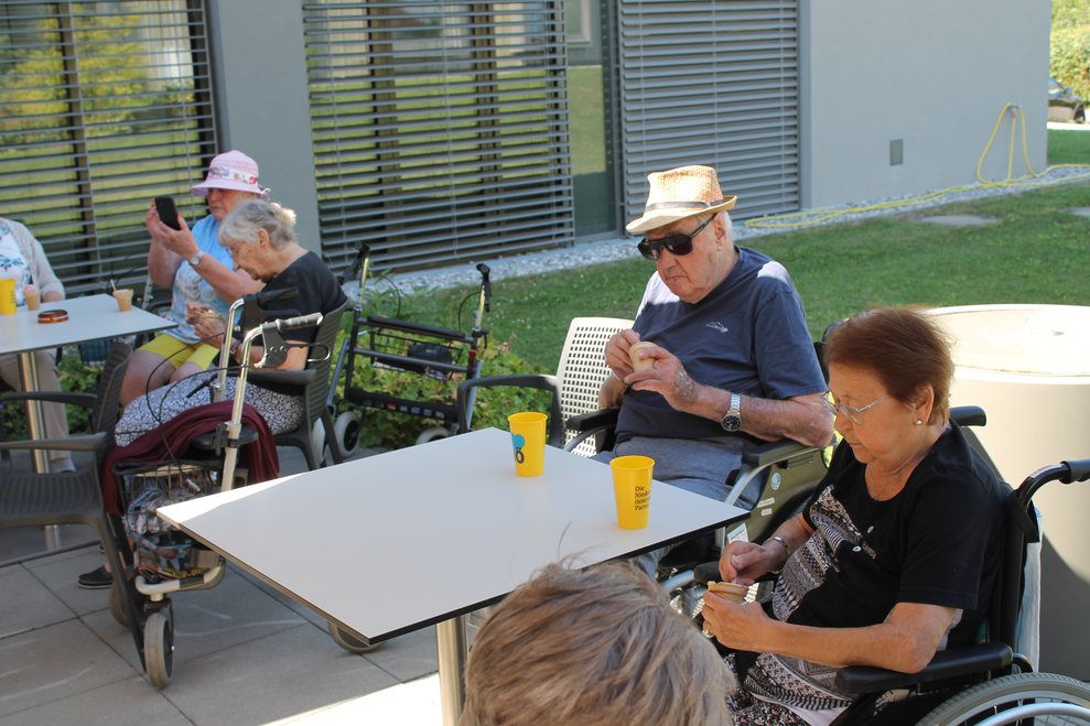 Eis essen im Cafeteria Garten 2025