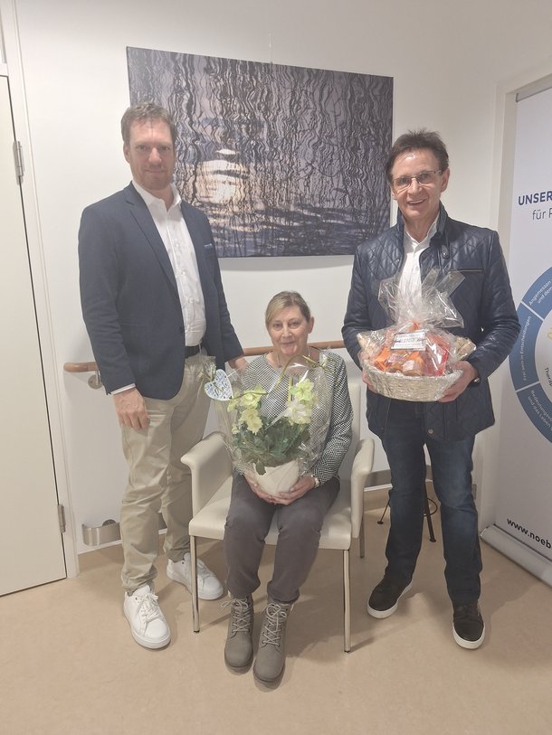 Unser interim. Kfm. Direktor Stefan Bernhard verabschiedet Gerlinde und Toni mit den besten Wünschen in den wohlverdienten Ruhestand. Unser interim. Kfm. Direktor Stefan Bernhard verabschiedet Gerlinde und Toni mit den besten Wünschen in den wohlverdienten Ruhestand.
