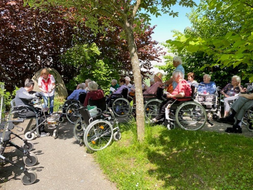 Bewohner sitzen alle gemeinsam, bei der Marienandacht