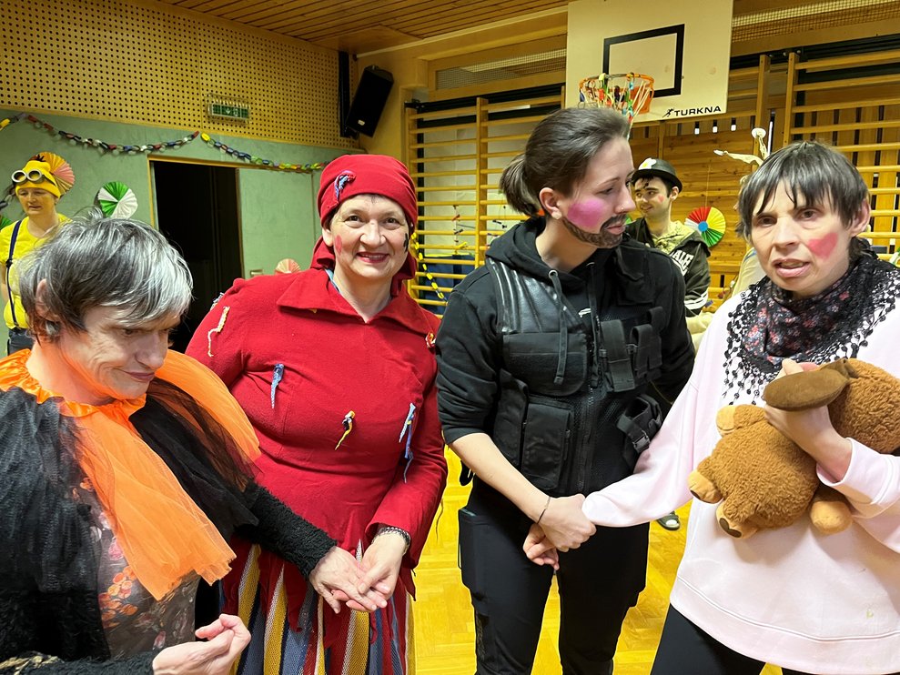 Vier verkleidete Damen