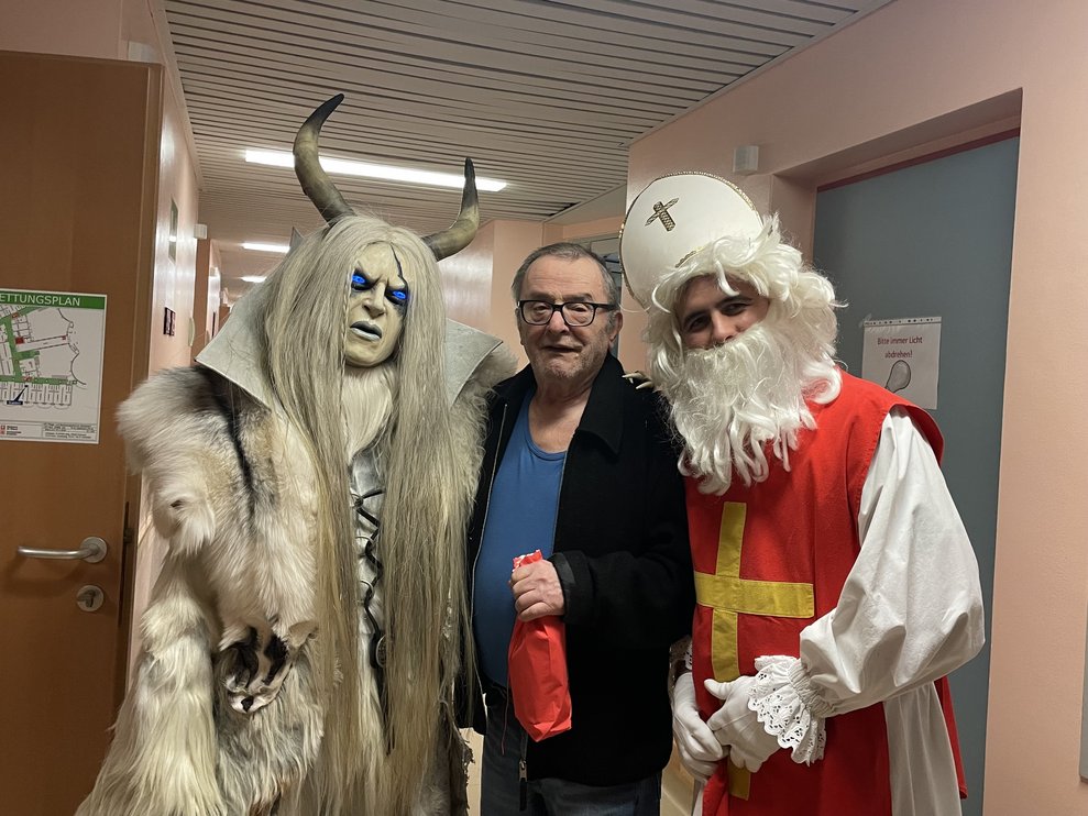 Ein Herr mit Nikolo und Krampus. 