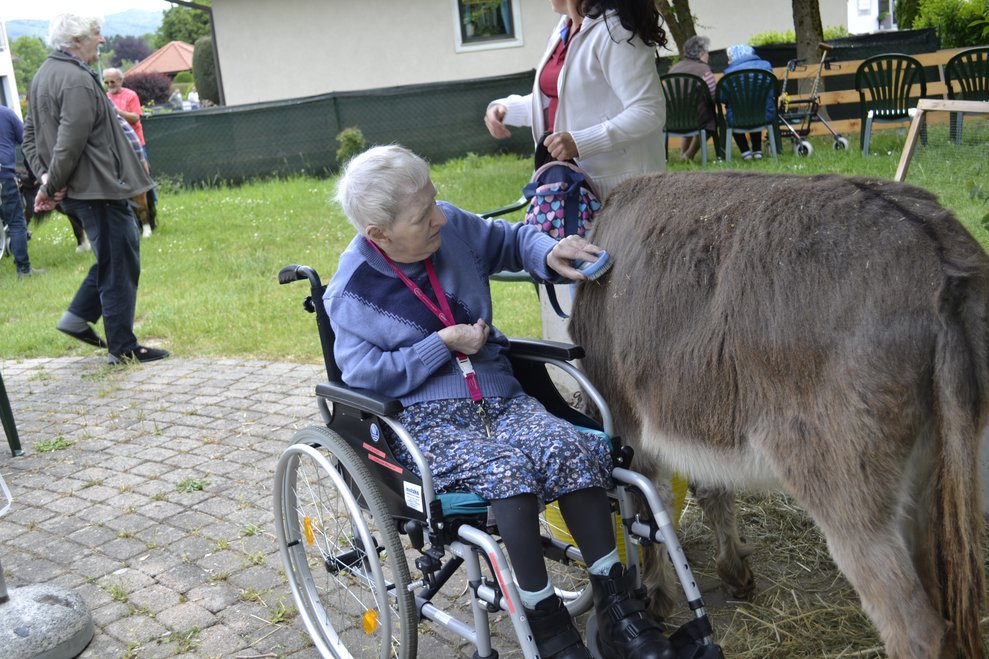 Frau mit Tier